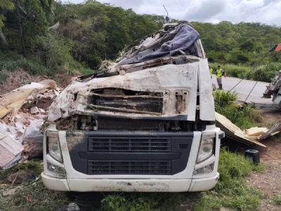 Polcia identifica vtimas de acidente envolvendo carreta na Serra de So Vicente