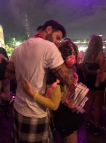 Viih Tube e Rodrigo Mussi trocam beijos no segundo dia do Lollapalooza
