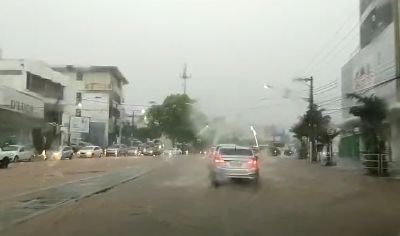Chuva derruba rvores e alaga principais ruas de avenidas de Cuiab