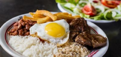 Fast-food avana na dieta dos brasileiros, e consumo de arroz, feijo e carne tem queda, mostra IBGE