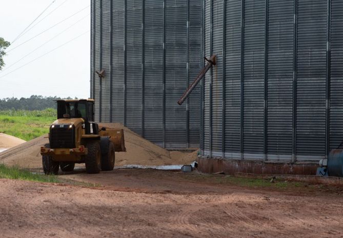 Dois trabalhadores morrem soterrados em silo de soja no interior
