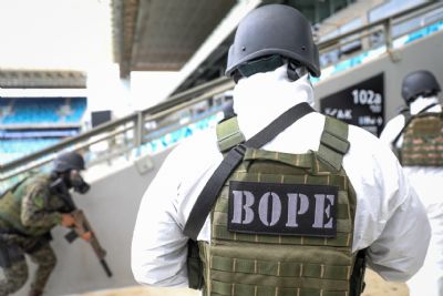 Bope faz simulao de ao contra terroristas em curso na Arena Pantanal