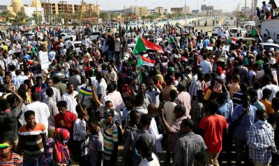 Manifestantes contra golpe no Sudo mantm-se nas ruas
