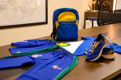 Governo lança licitação para aquisição de kit uniforme para estudantes da rede estadual