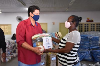 Associaes de bairros da regio do Coxip recebem cestas e cobertores