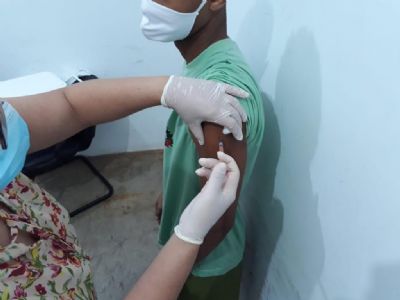Mais de 40 adolescentes infratores so vacinados contra a Covid-19 em Cuiab