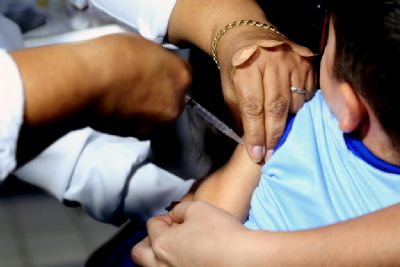 Com baixa vacinao de crianas, Centro de Operaes recomenda uso de mscaras nas escolas de MT