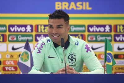 Casemiro comenta estilo de jogo de Diniz e refora favoritismo do Brasil