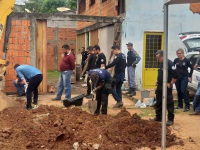 Policiais encontram segundo corpo enterrado no bairro Nova Conquista em Cuiab
