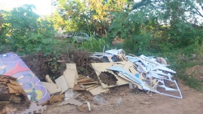 Populao transforma crrego em lixo no bairro Santa Izabel em Cuiab
