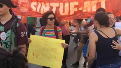 Professores protestam e cobram promessas de Mauro Mendes; veja imagens