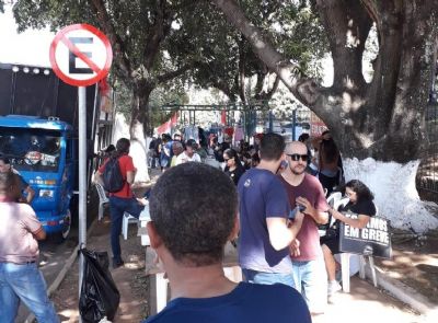 Professores 'acampam' em frente ao Paiagus e cobram Mauro Mendes
