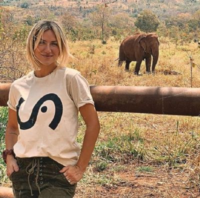 Atriz Giovanna Ewbank visita santurio de elefantes em Chapada dos Guimares