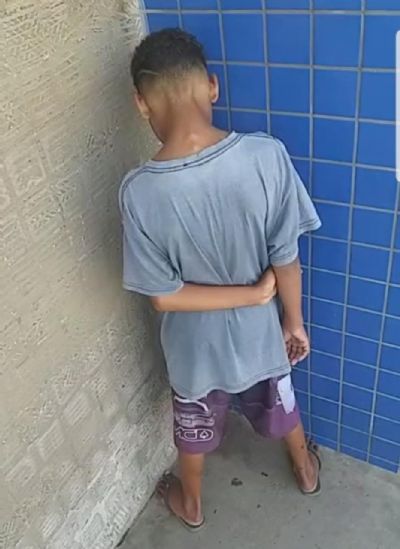 ​Menor de 13 anos  flagrado traficando no bairro Pedra 90 em Cuiab- vdeo