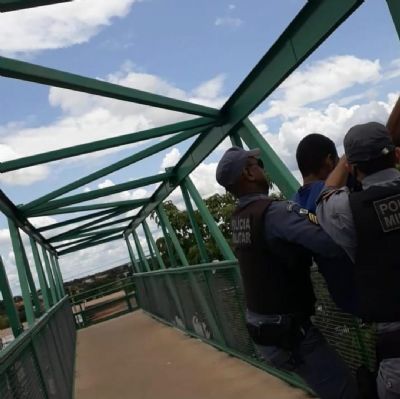 Policiais impedem homem de se jogar de passarela em Cuiab