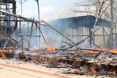 Incndio em terreno baldio assusta servidores no Centro Poltico; vdeo e fotos