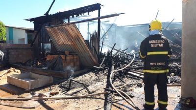 Incndio atinge residncia e moradores ficam feridos