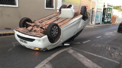 Carro capota em acidente no centro de Cuiab; veja fotos