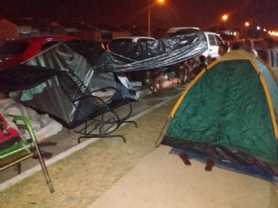 Mais de 1 mil famlias esto acampadas  espera da entrega do residencial Nico Baracat 2 e 3