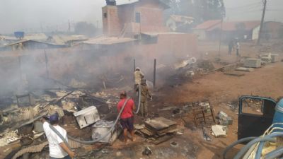 Incndio destri casas no bairro Por do Sol, em Chapada dos Guimares