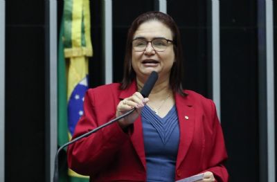 Rosa Neide defende que STF obrigue Bolsonaro a comprar vacina para os Estados