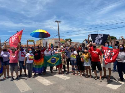 Manifestantes fazem carreata pedindo impeachment de Bolsonaro