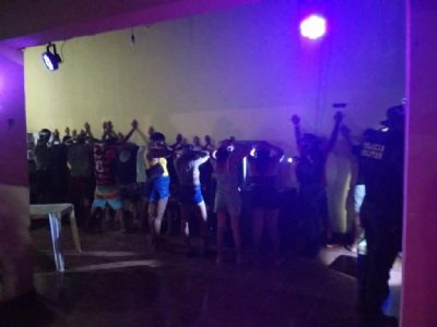 Festa regada a lcool e drogas  descoberta em Cceres; 14 vo para a delegacia