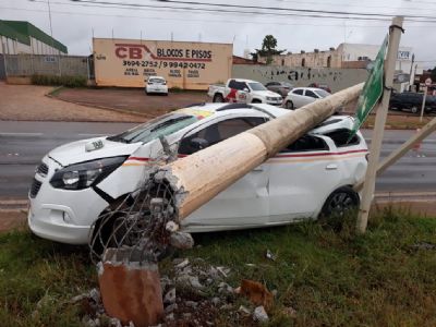 Vdeo | Taxista perde controle de veculo em pista molhada e derruba poste