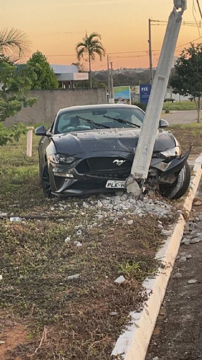 Vdeo | Motorista bate Mustang em poste ao fazer drift