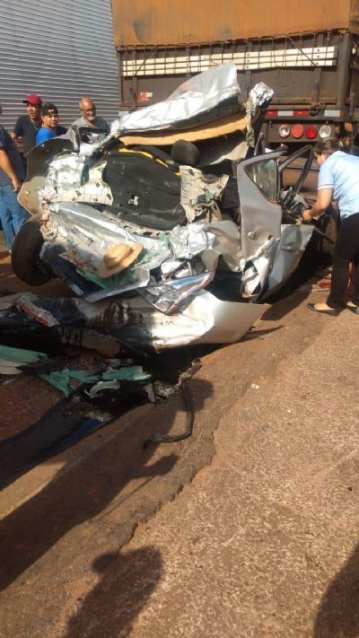 Vdeo | Carro  esmagado entre duas carretas na Rodovia dos Imigrantes
