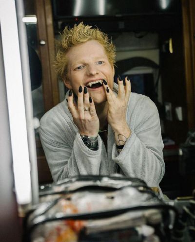 Ed Sheeran anuncia nova msica 'Bad Habits' e divulga capa como vampiro