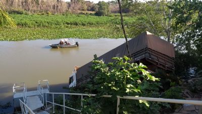 Em fuga da polcia, suspeito perde controle de caminho e cai no Rio Paraguai