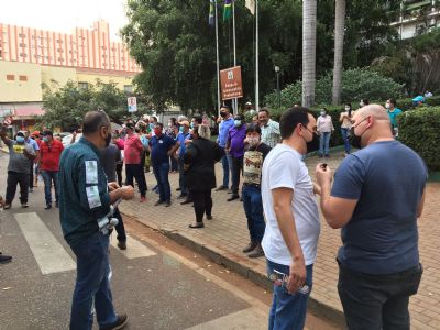 Vdeo | Oposicionistas e apoiadores de Emanuel protagonizam briga na Praa Alencastro