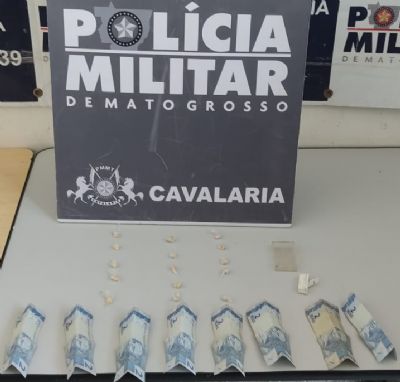 Durante patrulhamento, Cavalaria apreende 15 trouxinhas de droga