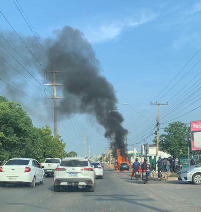 Carro pega fogo na Avenida das Torres