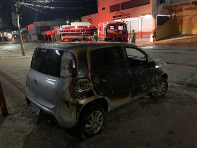Homem pega galo com combustvel e incendeia trs carros em Cuiab