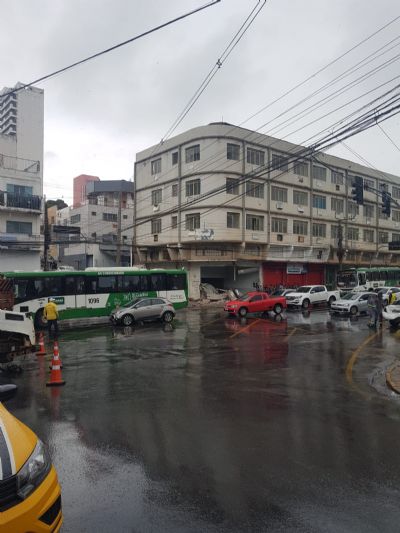 VDEO | Uma pessoa fica ferida aps caminho perder o controle em avenida de Cuiab