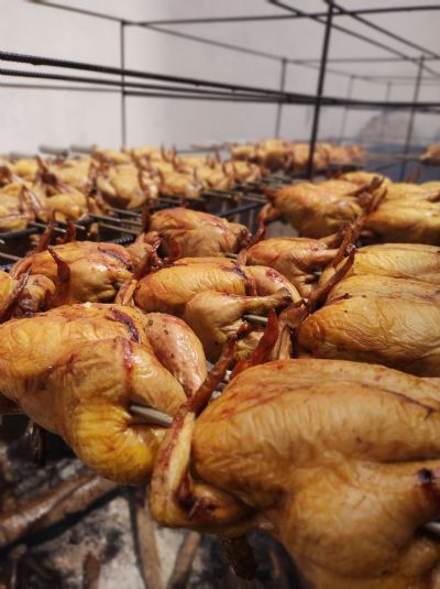 Festa religiosa rene 1,3 mil pessoas e doa frangos assados para famlias carentes