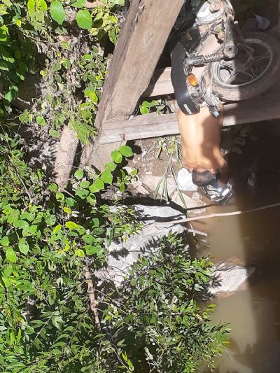Vdeo | Homem morre ao cair de ponte com a moto e ficar pendurado