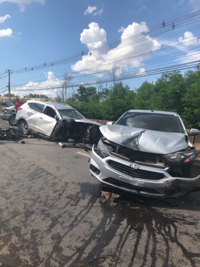 Vdeo | Acidente deixa trs carros destrudos no viaduto do Tijucal