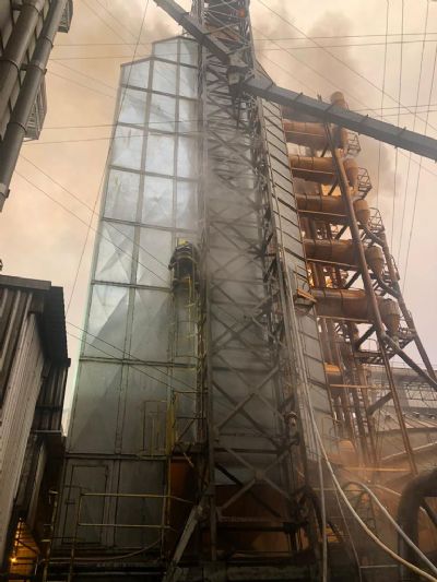 Incêndio atinge silo com 150 toneladas de soja e combate leva quase 20 horas