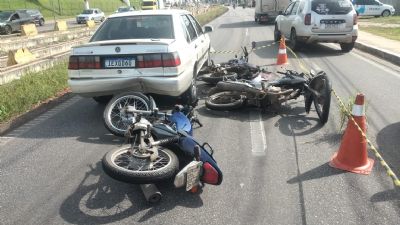 Acidente entre 3 motos, caminho e carro deixa motociclista ferido