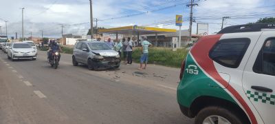 Trs veculos se envolvem em acidente na avenida Jlio Campos