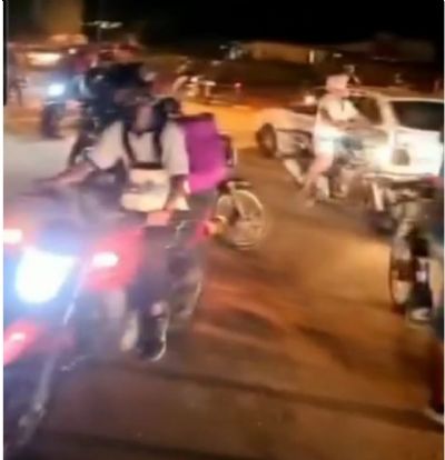 Vdeo | Entregador de lanche  agredido por cliente e motoboys protestam com buzinao