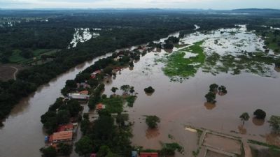 Vdeo | Rio transborda aps forte chuva e causa alagamentos em Porto Esperidio