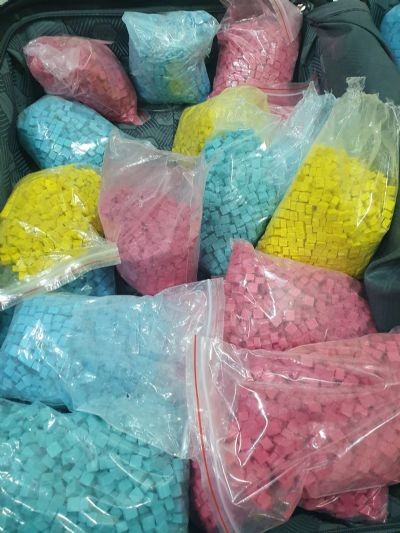 Vdeo | Passageira  presa com 30 mil comprimidos de ecstasy em bagagem