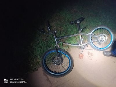 Menino de 12 anos cai de bicicleta e morre atropelado por caminho