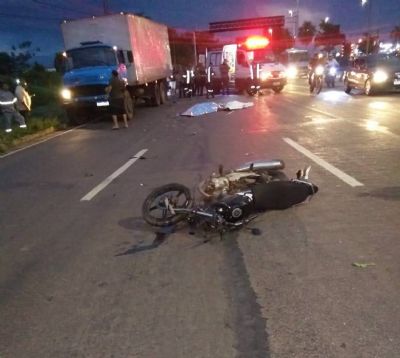 Casal em motocicleta morre aps acidente com caminho