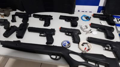 Vdeo | Ladro  preso com armas airsoft furtadas de loja e R$ 4,5 mil em notas falsas