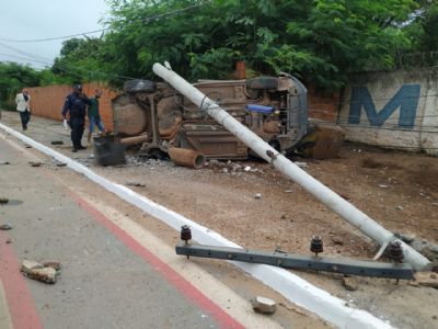 Vdeo | Aps forte impacto, carro derruba poste na Estrada da Guarita